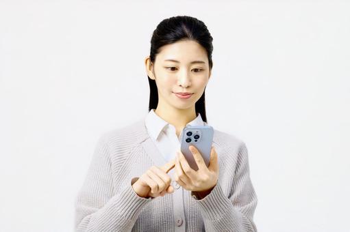 携帯電話を使う女性 携帯電話を使う女性 スマホ,メール,女性の写真素材