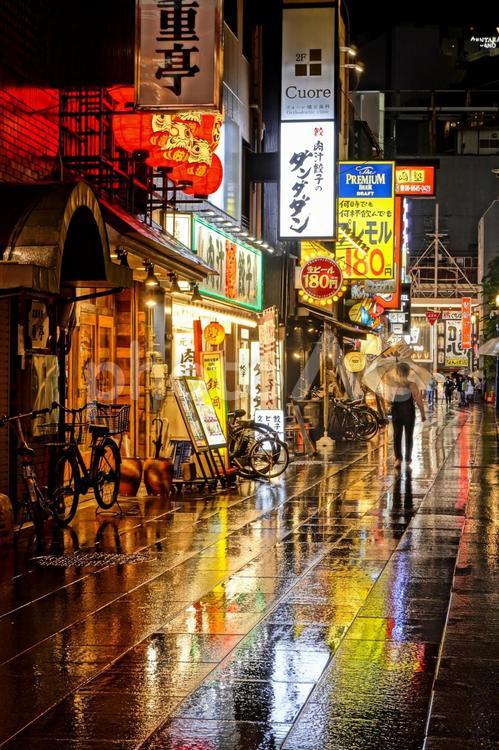 難波の雨の路地 大阪,夜景,雨の写真素材