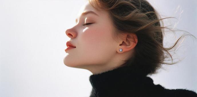 心安らぐ女性の穏やかな表情 心安らぐ女性の穏やかな表情の写真