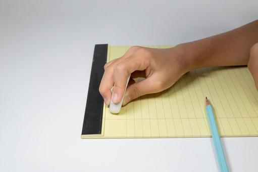 レポートパッドの文字を消しゴムで消す 消しゴム,消す,間違いの写真素材