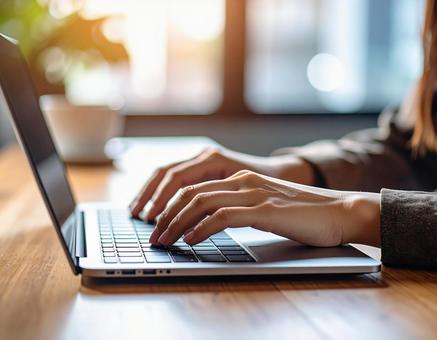 ノートパソコンをキーボードを打つ手元＃１の写真