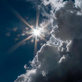 青空と雲が織りなす光景の写真