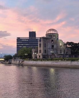原爆ドームの夕焼け 原爆ドームの夕焼けの写真