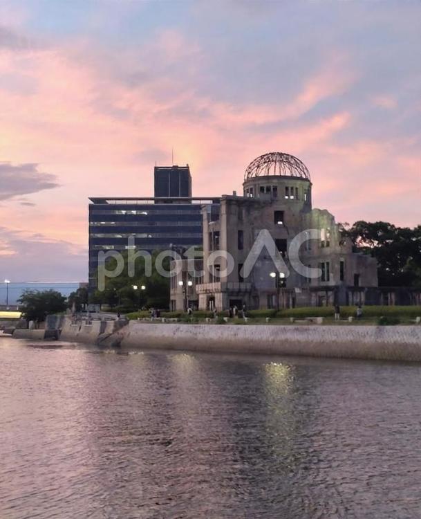 原爆ドームの夕焼け 広島,世界遺産,原爆ドームの写真素材