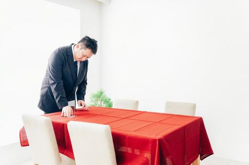 ダイニングの準備をするホテルスタッフ 開店前,男性,サービスの写真素材