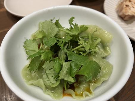 パクチー水餃子の写真