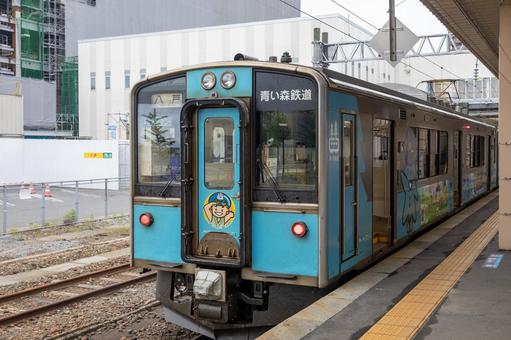 青い森鉄道車両701系と青森駅ホーム 青い森鉄道車両701系と青森駅ホーム 青い森鉄道,駅名標,看板の写真素材