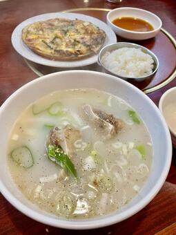 牛骨スープのコムタンクッパと海鮮チヂミ 韓国料理,コムタン,クッパの写真素材