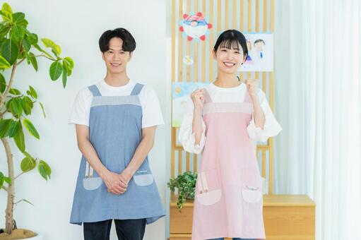 エプロンをして働く人 保育士,笑顔,エプロンの写真素材