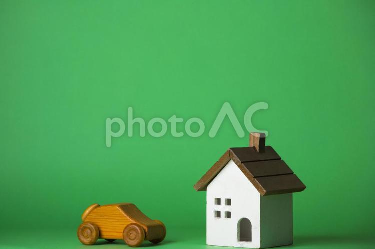 ミニチュアの住宅と車 住宅,家,土地の写真素材