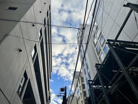 東京のビルの隙間から見える青空 ビル,青空,オフィス街の写真素材