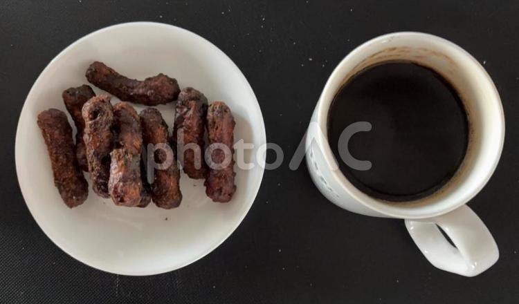 R7.1.11 コーヒーと黒糖かりんとう コーヒータイム,コーヒーブレイク,黒糖かりんとうの写真素材