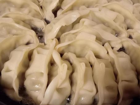 餃子を焼く 餃子を焼くの写真