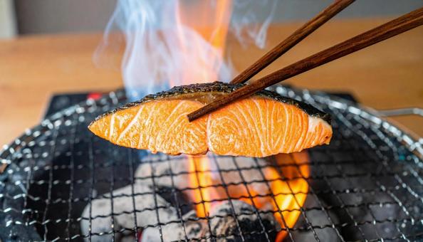 七輪で炭火焼する鮭の塩焼き 七輪で炭火焼する鮭の塩焼きの写真