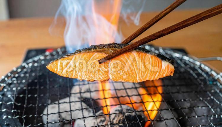 七輪で炭火焼する鮭の塩焼き 鮭,煙,箸の写真素材