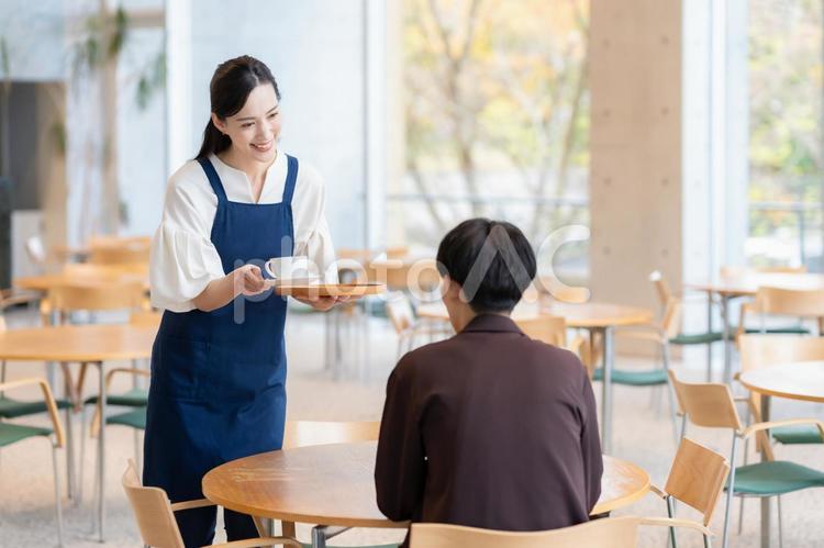 カフェの女性店員と男性のお客 カフェ,店員,スタッフの写真素材