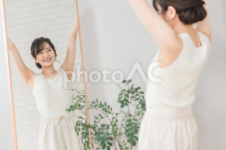 ダイエットに成功した笑顔のアジア人女性 ダイエット,成功,バンザイの写真素材
