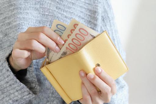 財布からお金を出す主婦 支出,財布,お金の写真素材