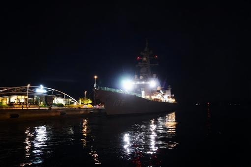 高松港のライトアップの護衛艦いなづま 高松港のライトアップの護衛艦いなづま 護衛艦いなづま,ライトアップ,夜の写真素材
