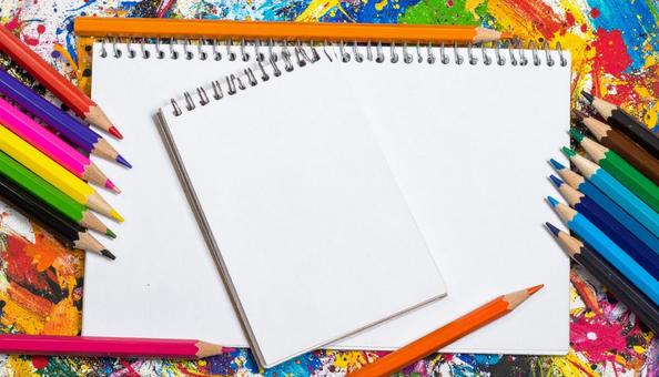 ノートと色鉛筆の写真