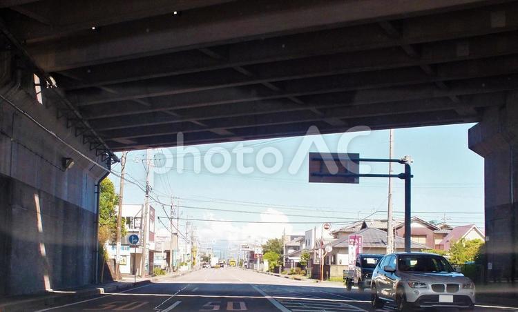 東名高速道路のガード下の暗がり 橋,道路,車の写真素材