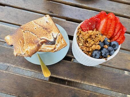 アサイーボウルとドリンク カフェ,スイーツ,デザートの写真素材