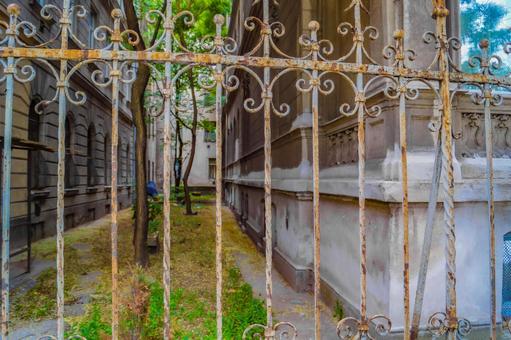 錆びた門越しの庭 錆びた門,ヨーロッパ,中庭の写真素材