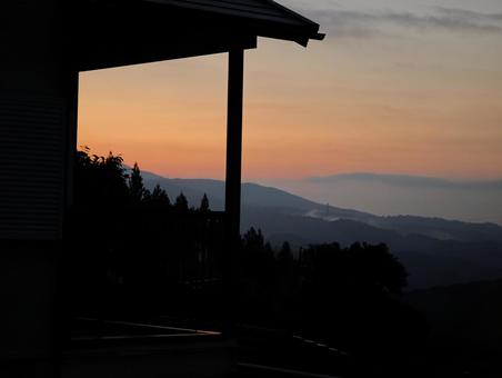 ベランダから望む夕焼けの山々 夕焼け,山,山並みの写真素材