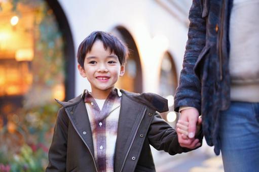 手を繋ぐ男の子 手を繋ぐ男の子 男の子,親子,小学生の写真素材