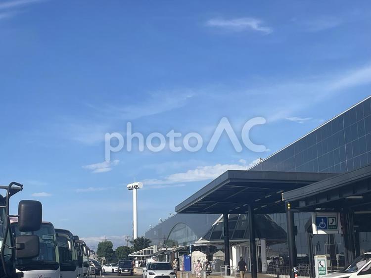 早朝のサービスエリア 駐車場,高速バス,サービスエリアの写真素材