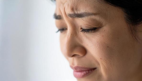 泣き顔の日本人の女性 泣き顔の日本人の女性の写真