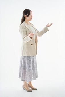 在白色背景上擺姿勢的亞洲女性 在白色背景上擺姿勢的亞洲女性