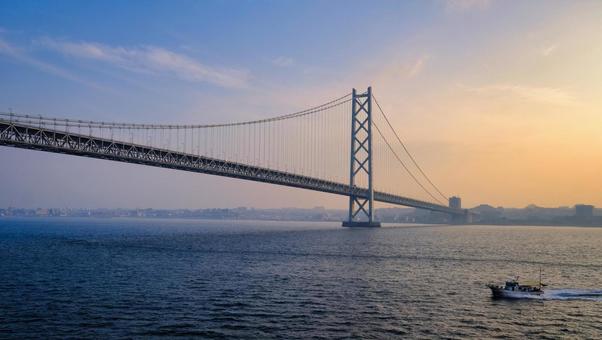 小さな船と明石海峡大橋 小さな船と明石海峡大橋の写真