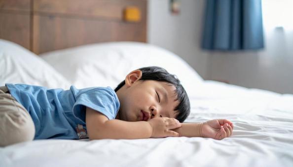 お昼寝する日本人の男の子の横顔 お昼寝する日本人の男の子の横顔の写真