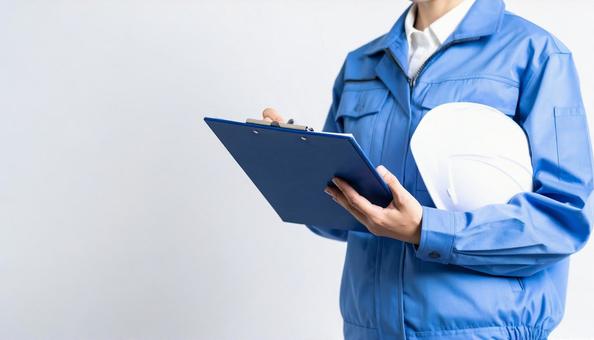 字を書いている作業服の男 字を書いている作業服の男の写真