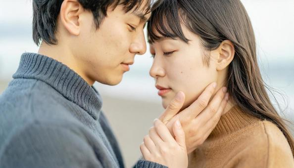 海辺で抱き合うカップル 海辺で抱き合うカップルの写真