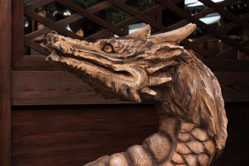 龍木彫り お参り,神社,龍の写真素材