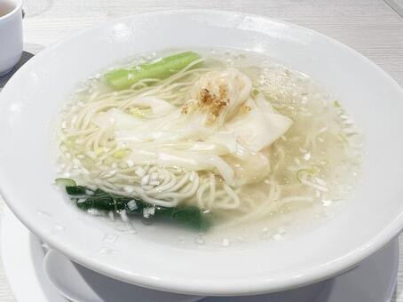 器に盛られた美味しそうなワンタン海老そば 海老,ワンタン,そばの写真素材