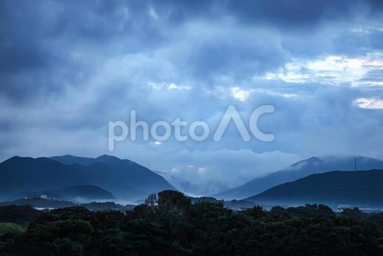 ＜五島市岐宿町＞朝霧の風景 空,風景,霧の写真素材