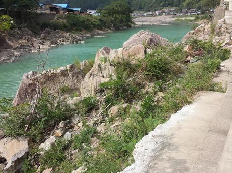 岩と川が織りなす風景 岩と川が織りなす風景の写真