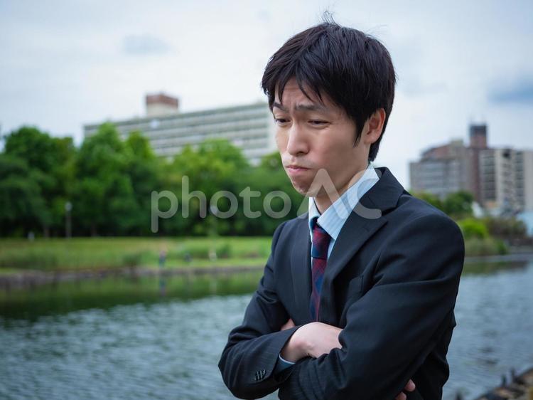 【男性】サラリーマン、いろいろ悩む ビジネス,ビジネスマン,会社員の写真素材