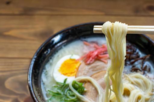 豚骨 バリカタ チャルメラらーめん箸上げ 豚骨,ラーメン,バリカタの写真素材