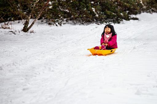 ソリで遊ぶ子供 冬,子供,幼児の写真素材