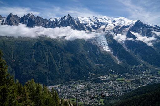 夏のモンブランとシャモニーの街並み フランス,シャモニー,モンブランの写真素材