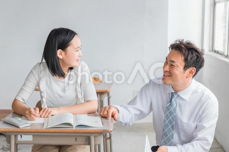 小学生の生徒と日本人教師 小学生,先生,塾の写真素材