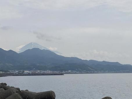 曇り空の富士山と駿河湾 曇り空の富士山と駿河湾 富士山,海,空の写真素材