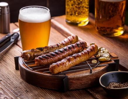 バーベキューでビール バーベキューでビールの写真