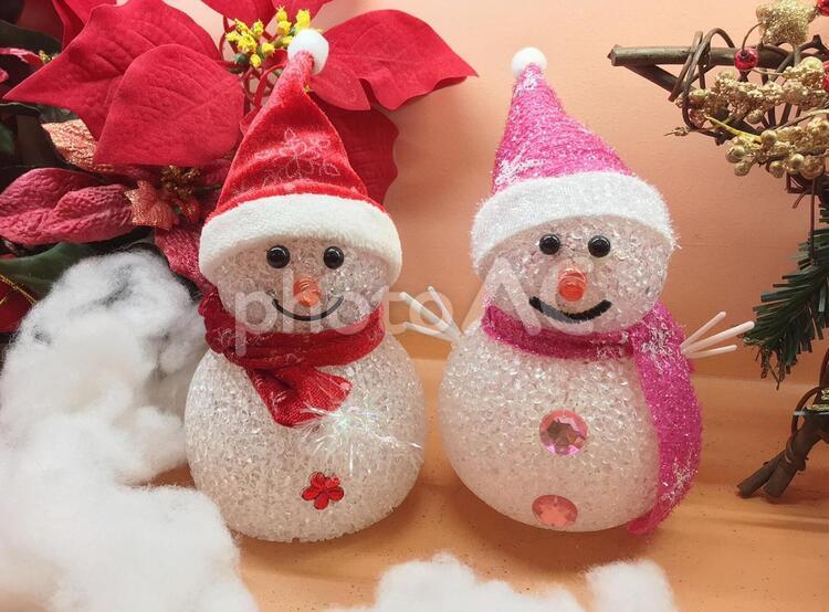 かわいい雪だるまサンタ　クリスマス サンタ雪だるま,ピンクの雪だるまサンタ,赤の雪だるまサンタの写真素材