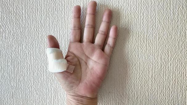 バネ指の手術-抜糸後のガーゼ バネ指の手術-抜糸後のガーゼ バネ指,バネ指の手術,手の手術の写真素材
