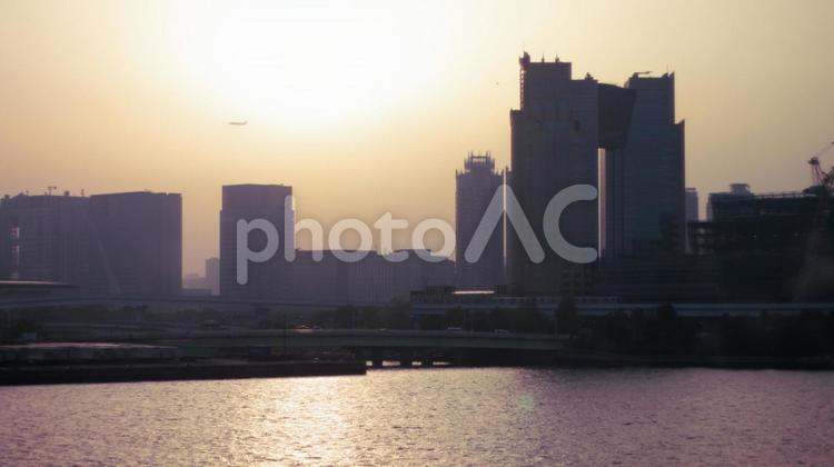 夕暮れに染まる東京湾と高層ビル群 東京,夕焼け,ビル群の写真素材